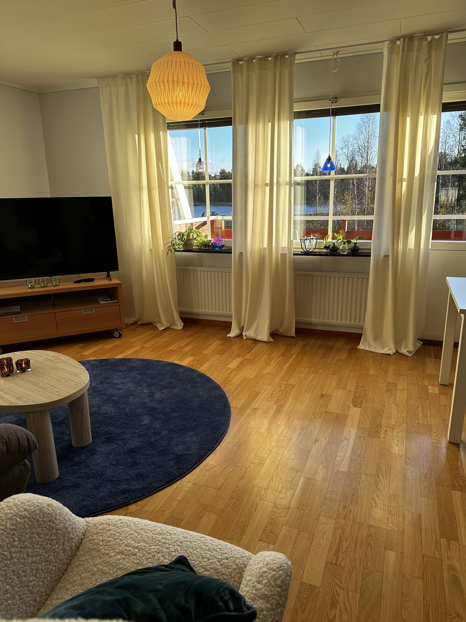 Vardagsrum med TV i personalboende i Gällivare